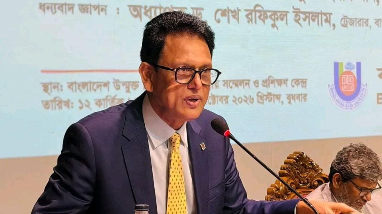 শিক্ষামন্ত্রীর ‘ট্রান্সজেন্ডার’ মন্তব্যে বায়তুল মোকাররমে বিক্ষোভ